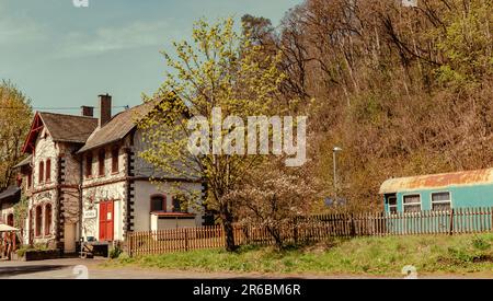 Außenansicht des alten Bahnhofsgebäudes im Village Monreal Stockfoto