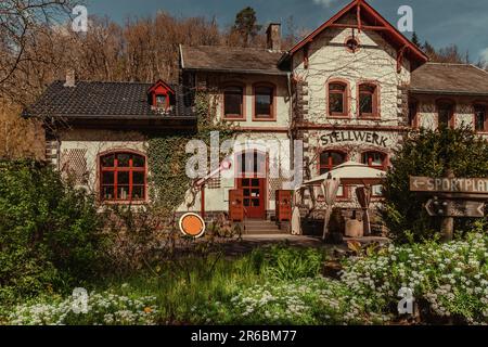 Außenansicht des alten Bahnhofsgebäudes im Village Monreal Stockfoto
