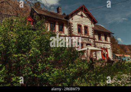 Außenansicht des alten Bahnhofsgebäudes im Village Monreal Stockfoto