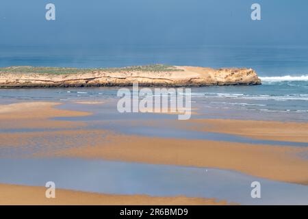 Der sich bewegende Sand in der Lagune von Oualidia an der Küste Marokkos Stockfoto