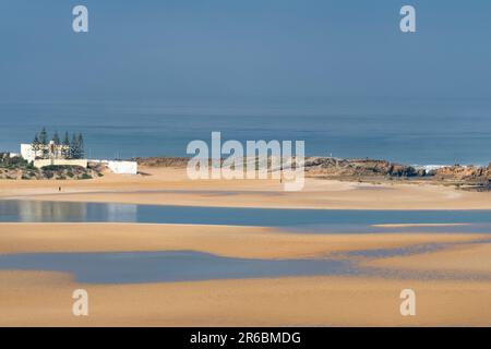 Der sich bewegende Sand in der Lagune von Oualidia an der Küste Marokkos Stockfoto