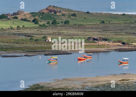 Boote, die in der Lagune in den von Sidi Moussa-Oualidia geschützten RAMSAR-Feuchtgebieten nahe der Stadt Oualidia in Marokko festgemacht sind Stockfoto