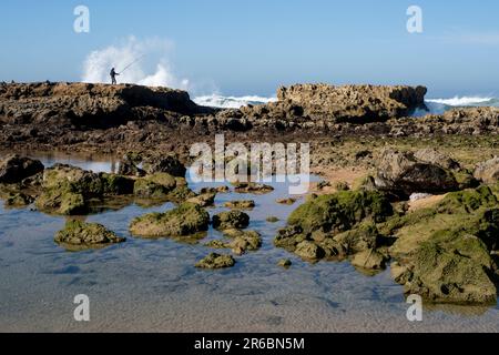 Fischer auf den Felsen in Oualidia in Marokko Stockfoto