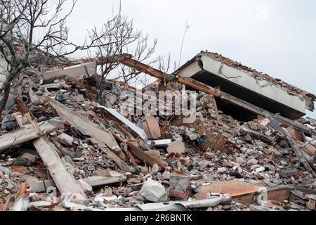 Zerstörtes Gebäude, das einstürzte. Ruiniert. Katastrophengebiet. Erdbeben. Marokko. Israel. Palästina. Krieg. Afghanistan. Hamas. Tel Aviv. Gaza. Rakete Stockfoto