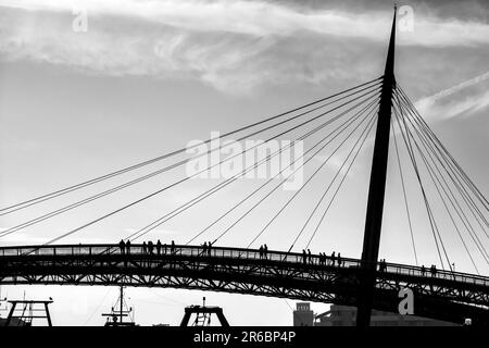 Schwarzweißfoto der Ponte del Mare, Pescara, Italien Stockfoto