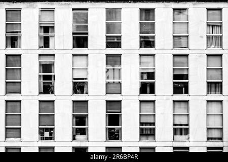 Schwarzweißfoto einiger Fenster im Bürogebäude Stockfoto