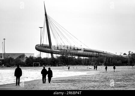 Schwarzweißfoto der Ponte del Mare, Pescara, Italien Stockfoto