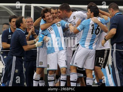 WASHINGTON, DC, USA - 08 MLS und Inter-Miami verkünden die Unterzeichnung von Lionel Messi.Photo by Tony Quinn-Alamy Live News) JUNI 09 2012: Lionel Messi (10) aus Argentinien, umgeben von Teamkollegen nach dem Siegertor, sein dritter Gegner gegen Brasilien während eines internationalen Freundschaftsspiels im Metlife Stadium in East Rutherford, New Stockfoto