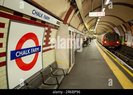 LONDON - 21. MÄRZ 2023: Chalk Farm U-Bahnstation, eine Station der Northern Line im Stadtteil Camden, Nord-London Stockfoto