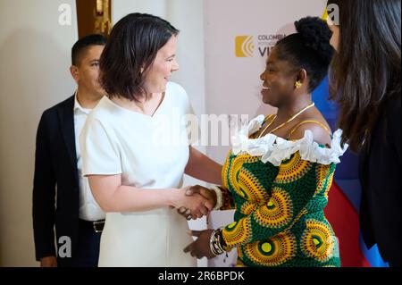 Cali, Kolumbien. 08. Juni 2023. Francia Elena Marquez Mina (r), kolumbianische Vizepräsidentin und Ministerin für Gleichstellung und Frauenangelegenheiten, begrüßt die deutsche Außenministerin Annalena Baerbock (l, Bündnis 90/die Grünen) im Marriot Hotel. In Kolumbien liegt der Schwerpunkt auf dem Friedensprozess im Land, aber auch auf den Themen Klima und Frauenrechte. Kredit: Annette Riedl/dpa/Alamy Live News Stockfoto