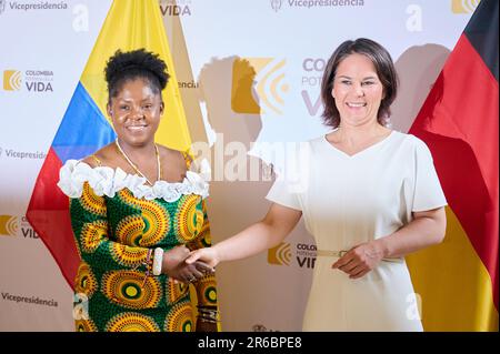 Cali, Kolumbien. 08. Juni 2023. Francia Elena Marquez Mina (l), kolumbianische Vizepräsidentin und Ministerin für Gleichstellung und Frauenangelegenheiten, begrüßt die deutsche Außenministerin Annalena Baerbock (l, Bündnis 90/die Grünen) im Marriot Hotel. In Kolumbien liegt der Schwerpunkt auf dem Friedensprozess im Land, aber auch auf den Themen Klima und Frauenrechte. Kredit: Annette Riedl/dpa/Alamy Live News Stockfoto