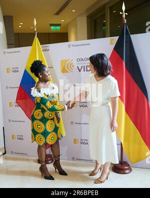 Cali, Kolumbien. 08. Juni 2023. Francia Elena Marquez Mina (l), kolumbianische Vizepräsidentin und Ministerin für Gleichstellung und Frauenangelegenheiten, begrüßt die deutsche Außenministerin Annalena Baerbock (l, Bündnis 90/die Grünen) im Marriot Hotel. In Kolumbien liegt der Schwerpunkt auf dem Friedensprozess im Land, aber auch auf den Themen Klima und Frauenrechte. Kredit: Annette Riedl/dpa/Alamy Live News Stockfoto