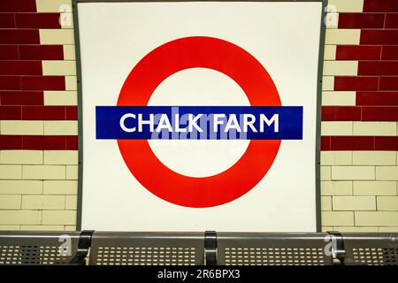 LONDON - 21. MÄRZ 2023: Chalk Farm U-Bahnstation, eine Station der Northern Line im Stadtteil Camden, Nord-London Stockfoto