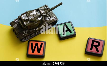 Der Ausdruck kein Krieg wird auf hölzernen Plätzen mit blauer und gelber Flagge der ukraine geführt. Friedenskonzept, Krieg in der Ukraine Stockfoto