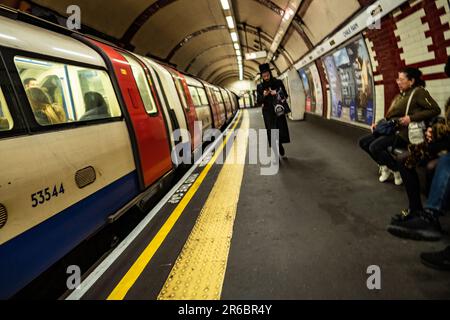 LONDON - 21. MÄRZ 2023: Chalk Farm U-Bahnstation, eine Station der Northern Line im Stadtteil Camden, Nord-London Stockfoto