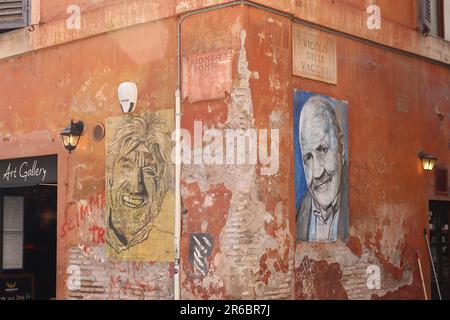 Drink Art Gallery, Rom, Italien, die Fassade des Gebäudes ist mit Postern mit urbaner Straßenkunst mit GIGA Proietti und Maurizio Costanzo dekoriert. Stockfoto