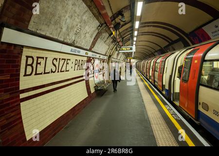 LONDON - 21. MÄRZ 2023: Belsize Park U-Bahnstation, eine Station der Northern Line im Stadtteil Camden, Nord-London Stockfoto