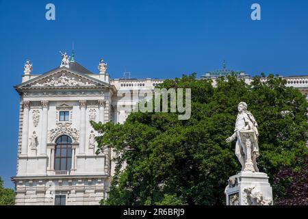 Mozart-Denkmal im Burggarten mit Hofburg im Hintergrund, Wien, Österreich Stockfoto