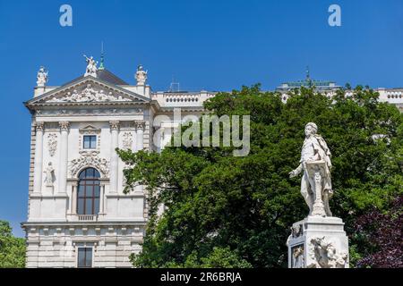 Mozart-Denkmal im Burggarten mit Hofburg im Hintergrund, Wien, Österreich Stockfoto