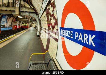 LONDON - 21. MÄRZ 2023: Belsize Park U-Bahnstation, eine Station der Northern Line im Stadtteil Camden, Nord-London Stockfoto