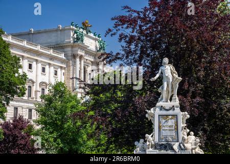 Mozart-Denkmal im Burggarten mit Hofburg im Hintergrund, Wien, Österreich Stockfoto