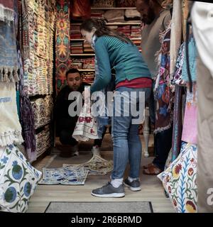 Montenegro, 13. April 2023: Frau, die auf einem Straßenbasar in der Altstadt von Kotor einkauft Stockfoto