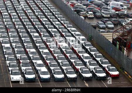 Ein kleiner Teil von über 250 neu importierten chinesischen Aro Funky Cat Elektroautos, die in Southampton Docks, Hampshire, gelagert werden und in Großbritannien vertrieben werden. Stockfoto