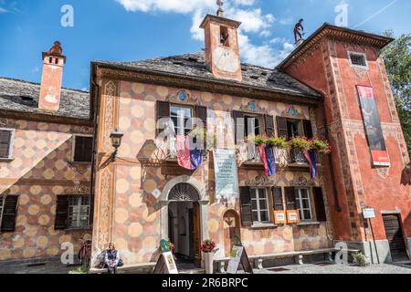 Valle Vigezzo, Italien - 08/22/2020: Wunderschön bemaltetes Haus in Santa Maria Maggiore Stockfoto