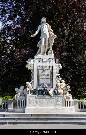 Das Mozart-Denkmal im Burggarten, Wien, Österreich Stockfoto