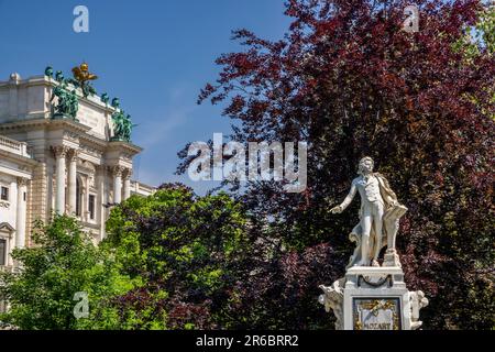 Mozart-Denkmal im Burggarten mit Hofburg im Hintergrund, Wien, Österreich Stockfoto