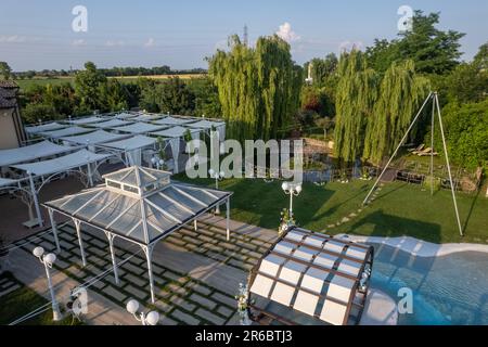 Teure private Villa mit Veranstaltungsort. Swimmingpool in einem Park. Außenansicht des Herrenhauses. Luxusvilla mit Swimmingpool. Stockfoto