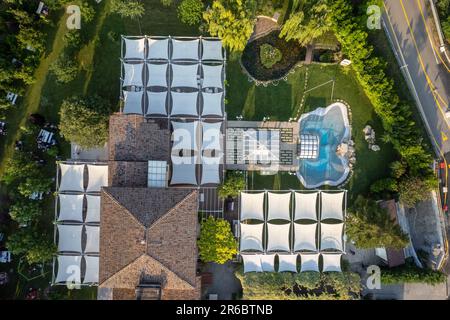Teure private Villa mit Veranstaltungsort. Swimmingpool in einem Park. Außenansicht des Herrenhauses. Luxusvilla mit Swimmingpool. Stockfoto