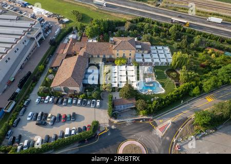 Teure private Villa mit Veranstaltungsort. Swimmingpool in einem Park. Außenansicht des Herrenhauses. Luxusvilla mit Swimmingpool. Stockfoto