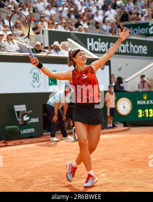 Paris, Frankreich, 8. Juni 2023. Die tschechische Tennisspielerin Karolina Muchova feiert am Donnerstag, den 08,06., das French Open 2023 Tennis Turnier in Roland Garros. 2022., © Juergen Hasenkopf / Alamy Live News Stockfoto