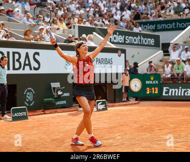 Paris, Frankreich, 8. Juni 2023. Die tschechische Tennisspielerin Karolina Muchova feiert am Donnerstag, den 08,06., das French Open 2023 Tennis Turnier in Roland Garros. 2022., © Juergen Hasenkopf / Alamy Live News Stockfoto
