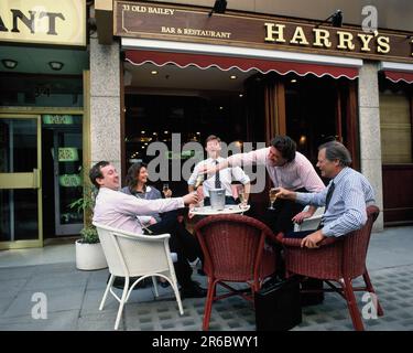 England. Nach London. Leute, die Champagner vor Harry's Bar trinken. Stockfoto