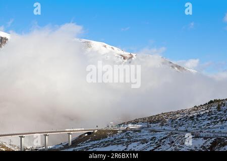 Schneebedeckte Berge in den Pyrenäen mit Andorra im Hintergrund und Frankreich im Vordergrund. Stockfoto