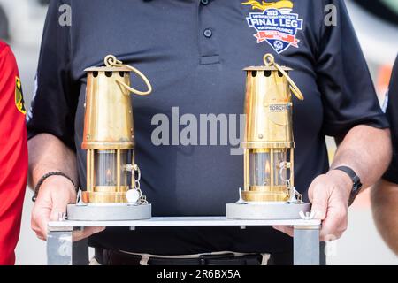 08. Juni 2023, Brandenburg, Schönefeld: Die „Flamme der Hoffnung“ der Olympischen Sonderspiele 2023 wird von einem Polizeibeamten aus den USA bei seiner Ankunft aus Athen am Flughafen Berlin Brandenburg BER getragen. Foto: Christoph Soeder/dpa Stockfoto