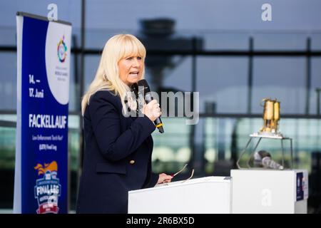 08. Juni 2023, Brandenburg, Schönefeld: Iris Spranger (SPD), Berliner Senator für Inneres und Sport, spricht auf der Besucherterrasse bei der Ankunft der „Flamme der Hoffnung“ der Olympischen Sonderspiele 2023 am Flughafen Berlin Brandenburg BER. Foto: Christoph Soeder/dpa Stockfoto