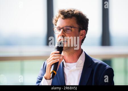 08. Juni 2023, Brandenburg, Schönefeld: Sven Albrecht, Geschäftsführer der Sonderolympiade Berlin 2023, spricht auf der Besucherterrasse bei der Ankunft der „Flamme der Hoffnung“ der Sonderolympiade 2023 am Flughafen Berlin Brandenburg BER. Foto: Christoph Soeder/dpa Stockfoto