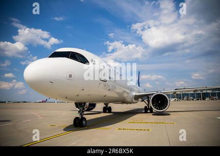 08. Juni 2023, Brandenburg, Schönefeld: Das Flugzeug, das die "Flamme der Hoffnung" der Olympischen Sonderspiele 2023 aus Athen bringt, kommt am Flughafen Berlin Brandenburg BER an. Foto: Christoph Soeder/dpa Stockfoto