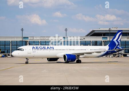 08. Juni 2023, Brandenburg, Schönefeld: Das Flugzeug, das die "Flamme der Hoffnung" der Olympischen Sonderspiele 2023 aus Athen bringt, kommt am Flughafen Berlin Brandenburg BER an. Foto: Christoph Soeder/dpa Stockfoto