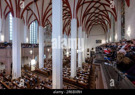 Leipzig, Deutschland. 08. Juni 2023. Besucher des Leipziger Bach Festivals sehen das Eröffnungskonzert im St. Thomas-Kirche in Leipzig. Das Leipzig-Bach-Festival erinnert an Johann Sebastian Bachs Amtseinführung als Thomaskantor vor genau 300 Jahren. Ein Höhepunkt des Eröffnungskonzerns ist die Verleihung der Bach-Medaille an die St. Thomas Chor. Bis zum 18. Juni sind etwa 160 Veranstaltungen im Programm, die dieses Jahr das Motto „Bach für die Zukunft“ tragen. Kredit: Hendrik Schmidt/dpa/Alamy Live News Stockfoto