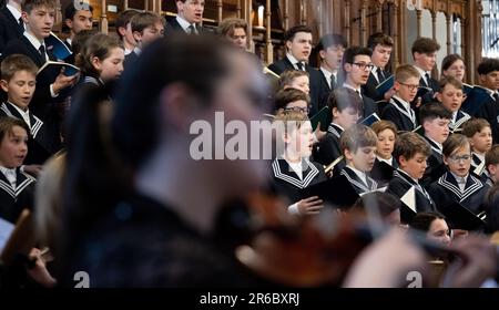 Leipzig, Deutschland. 08. Juni 2023. Das Gewandhaus Orchestra und das St. Thomas Boys Chor tritt bei der Eröffnung des Bach Festivals in St. Thomas-Kirche in Leipzig. Das Bach Festival Leipzig erinnert an Johann Sebastian Bachs Amtseinführung als Thomaskantor vor genau 300 Jahren. Ein Höhepunkt des Eröffnungskonzerns ist die Verleihung der Bach-Medaille an die St. Thomas Chor. Bis Juni 18 sind rund 160 Veranstaltungen im Programm, die dieses Jahr das Motto „Bach für die Zukunft“ tragen. Kredit: Hendrik Schmidt/dpa/Alamy Live News Stockfoto