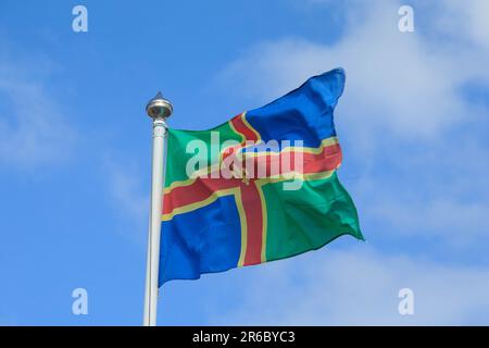 Die Flagge von Lincolnshire das Gelb steht für die in der Grafschaft angebauten Feldfrüchte sowie den Spitznamen „Yellerbellies“ für Menschen, die in Lincolnshire geboren und gezüchtet wurden. Blau steht sowohl für das Meer der Ostküste als auch für den weiten Himmel von Lincolnshire, und Grün symbolisiert die üppige Fülle der Fenlandfelder. Stockfoto