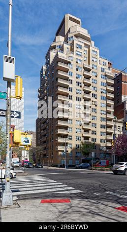 Die 40 Park Avenue ist ein von Emery Roth entworfenes Hochhaus mit Balkonen in der East 36. Street im Murray Hill von Manhattan. Stockfoto