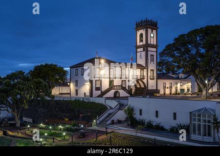 Ribeira Grande, Azoren, Portugal. Koloniale Gebäude der Stadt Halle leuchtet in der Dämmerung Stockfoto