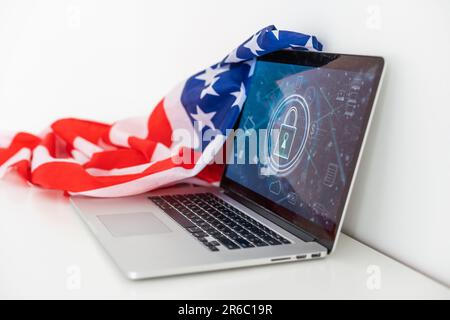 Cybersicherheit und Netzwerkschutz mit Experten für Cybersicherheit, die an einem sicheren Internetzugriff arbeiten, um den Server vor Cyberkriminalität zu schützen. Stockfoto