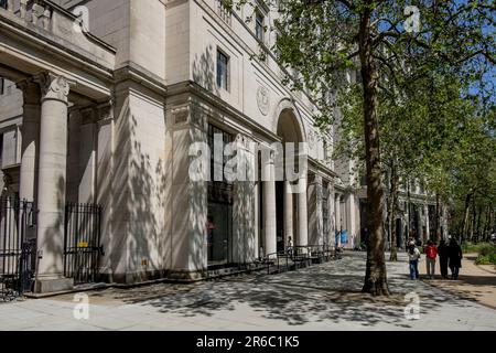 Der Eingang zum Strand von Bush House aus der jetzt Fußgängerzone von The Strand, Teil des Northbank Business Improvement District, London, Großbritannien Stockfoto