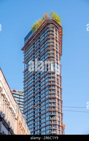 Vancouver, British Columbia - Mai 26 2023: Blick auf eine Wohnturmkomponente des Woodwards-Umbauprojekts. Stockfoto